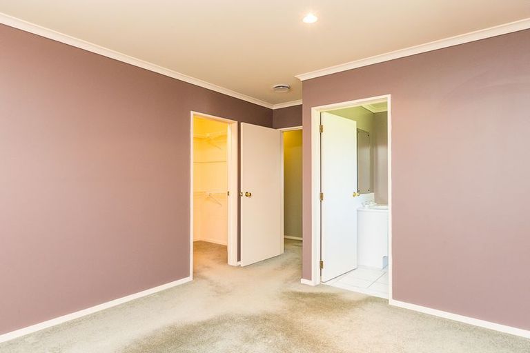 Photo of property in 11 Royal Oak Drive, Kelvin Grove, Palmerston North, 4414