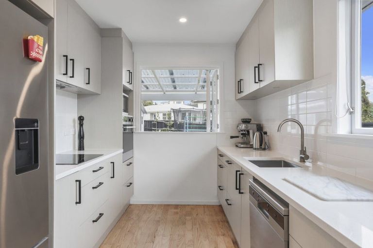 Photo of property in 4 Bayside Avenue, Te Atatu Peninsula, Auckland, 0610