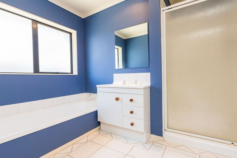 Photo of property in 11 Royal Oak Drive, Kelvin Grove, Palmerston North, 4414