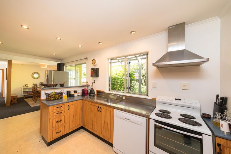 Photo of property in 11 Dorset Crescent, Hokowhitu, Palmerston North, 4410