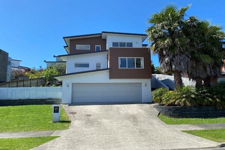 Photo of property in 11 Lakeridge Close, Northcross, Auckland, 0632