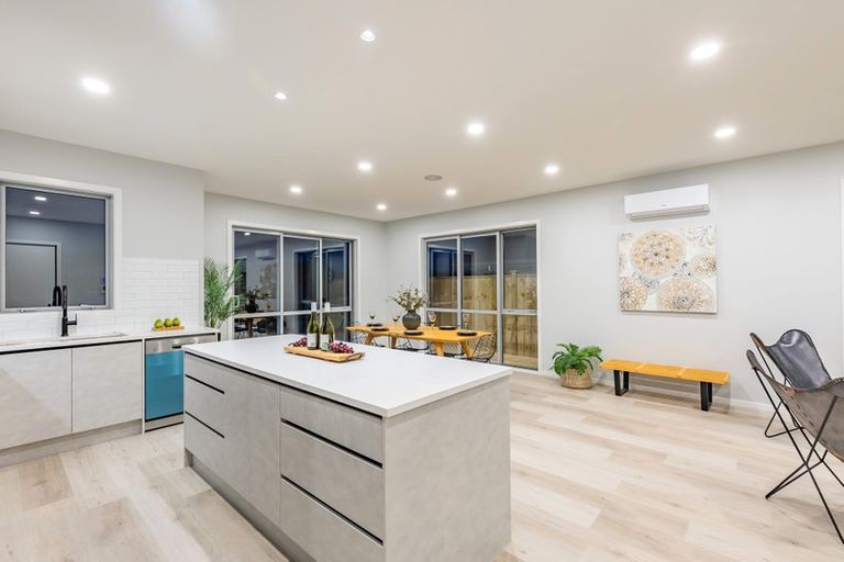 Photo of property in 43 Lumbarda Drive, Kumeu, 0810