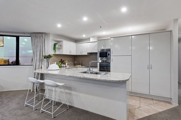 Photo of property in 2d/175 Hurstmere Road, Takapuna, Auckland, 0622