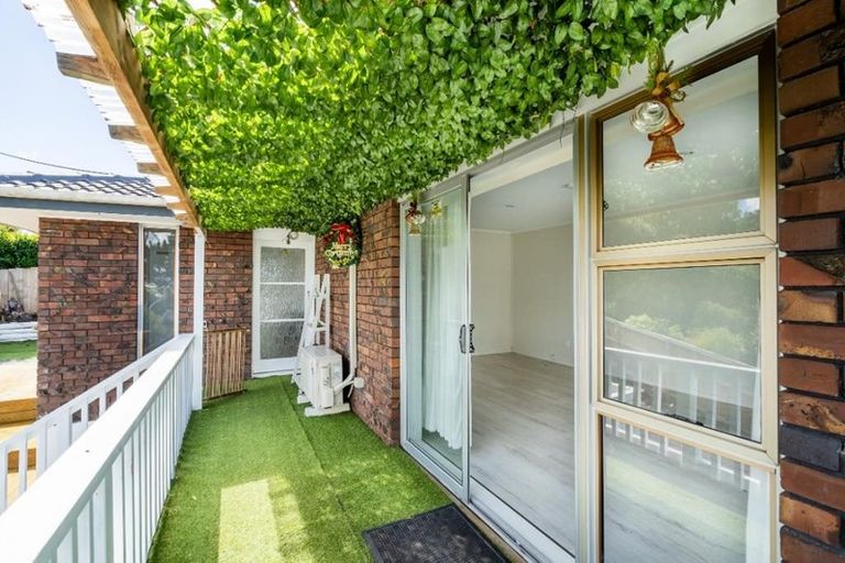 Photo of property in 62 Chorley Avenue, Massey, Auckland, 0614