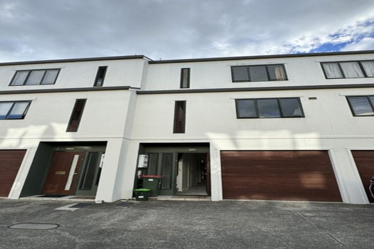 Photo of property in Lynn Park Terrace, 26/12 Ambrico Place, New Lynn, Auckland, 0600