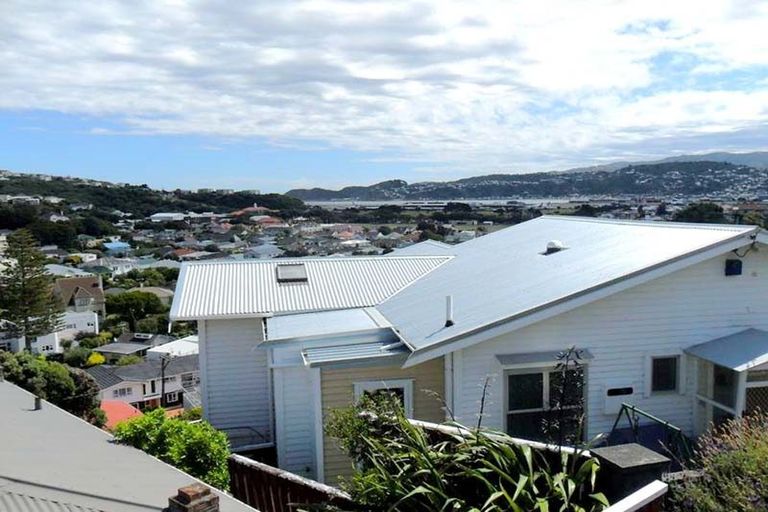 Photo of property in 44 Tio Tio Road, Miramar, Wellington, 6022