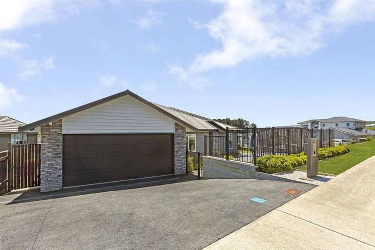 Photo of property in 35 Margaret Shields Avenue, Aotea, Porirua, 5024