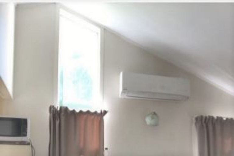 Photo of property in 2/462 Hillsborough Road, Mount Roskill, Auckland, 1041