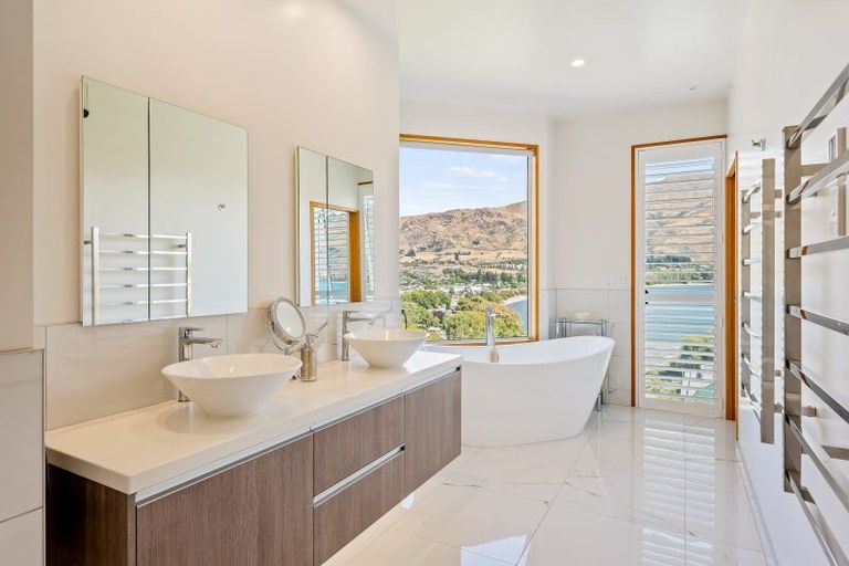 Photo of property in 32 Lismore Street, Wanaka, 9305