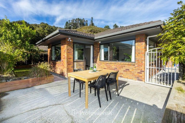 Photo of property in 17 Aragon Grove, Kingsley Heights, Upper Hutt, 5018