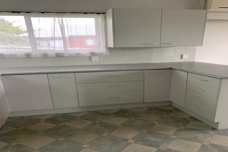 Photo of property in 2/6 Clunie Place, Highland Park, Auckland, 2010