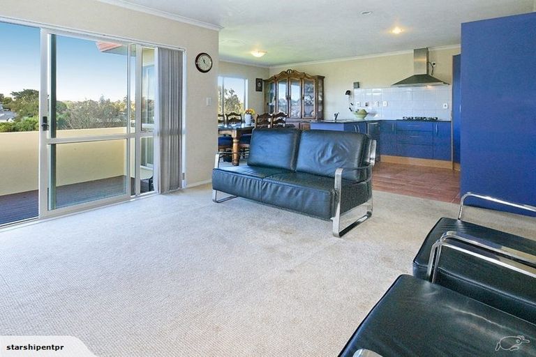 Photo of property in 17 Jubaea Place, Henderson, Auckland, 0610