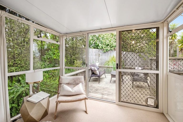 Photo of property in 12 Mandeville Place, Unsworth Heights, Auckland, 0632