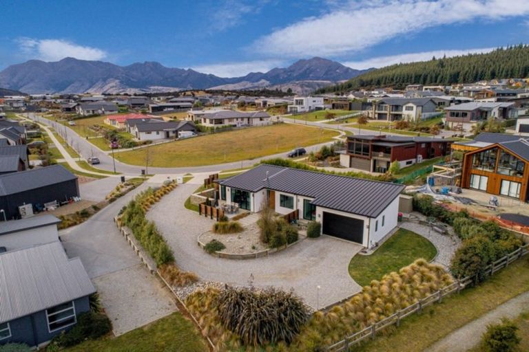 Photo of property in 5 Valley Crescent, Wanaka, 9305