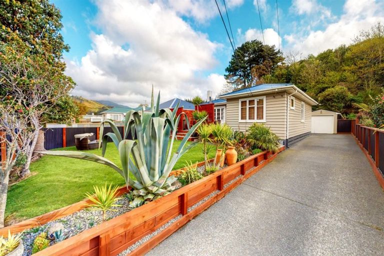 Photo of property in 42 Bledisloe Crescent, Wainuiomata, Lower Hutt, 5014