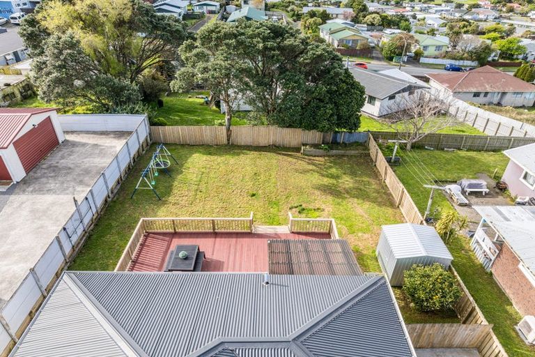 Photo of property in 32 Beauzami Crescent, Ascot Park, Porirua, 5024