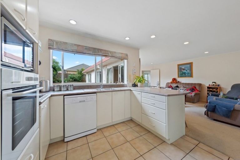 Photo of property in 114 Golfland Drive, Golflands, Auckland, 2013