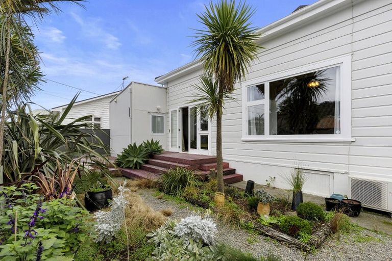 Photo of property in 117 Derwent Street, Island Bay, Wellington, 6023