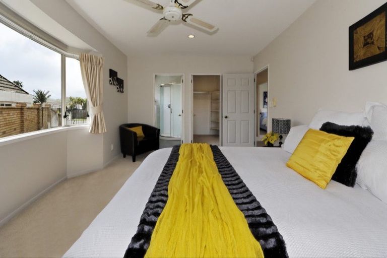 Photo of property in 21 Suncrest Drive, West Harbour, Auckland, 0618