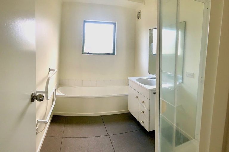 Photo of property in 30 Loughanure Place, Massey, Auckland, 0614