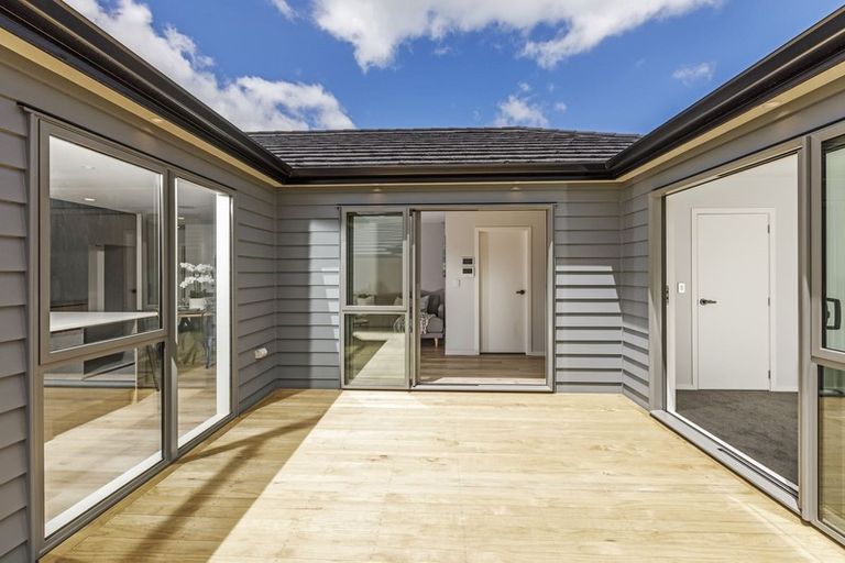 Photo of property in 33 Lumbarda Drive, Kumeu, 0810