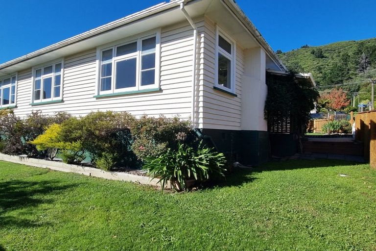 Photo of property in 14 Lincoln Street, Picton, 7220