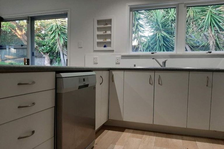 Photo of property in 1/546 Glenfield Road, Glenfield, Auckland, 0629