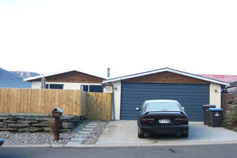 Photo of property in 16 Daveys Place, Arrowtown, 9302