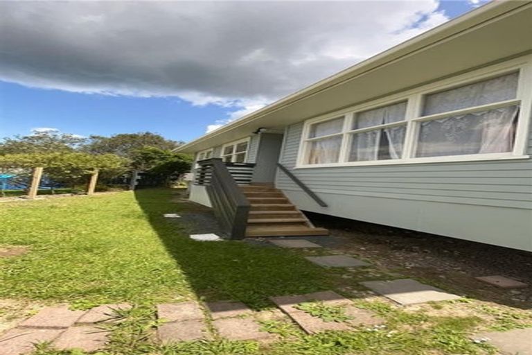 Photo of property in 6 Firle Place, Green Bay, Auckland, 0604