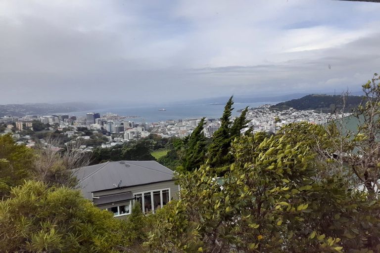 Photo of property in 30 Apuka Street, Brooklyn, Wellington, 6021