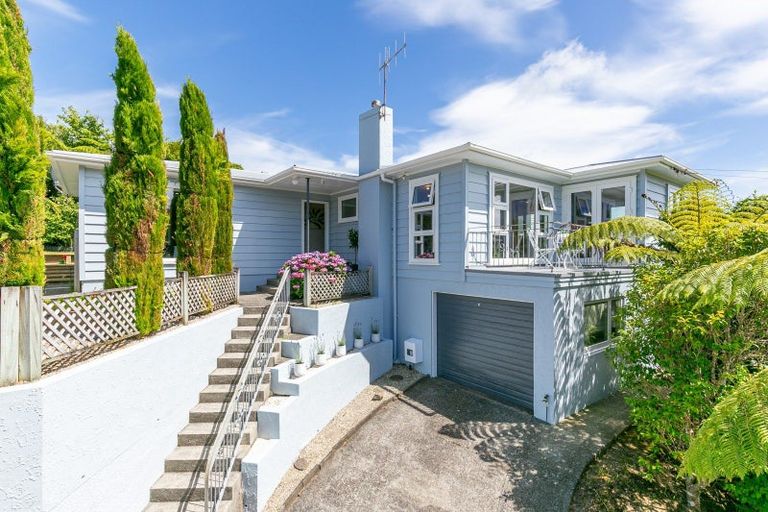 Photo of property in 72 Redwood Avenue, Tawa, Wellington, 5028