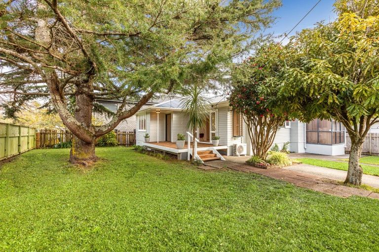 Photo of property in 2 Beazley Place, Glendene, Auckland, 0602