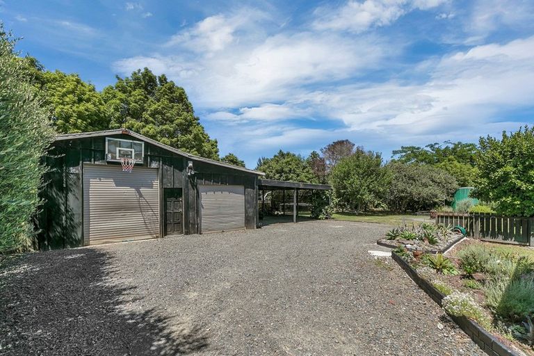Photo of property in 19 Taupaki Road, Taupaki, Henderson, 0782