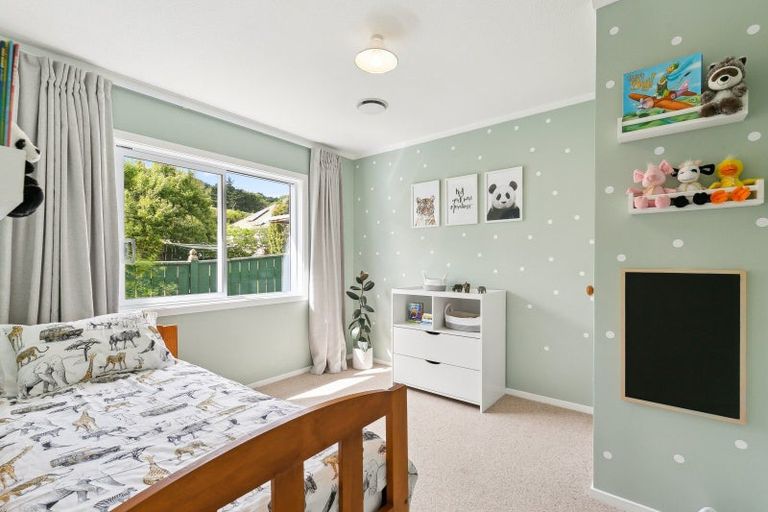 Photo of property in 21 Mexted Terrace, Tawa, Wellington, 5028