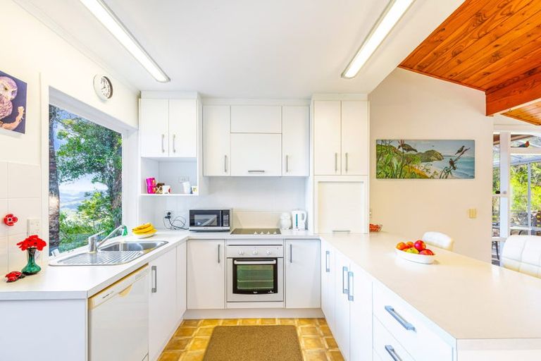 Photo of property in 98 Scenic Drive, Titirangi, Auckland, 0604