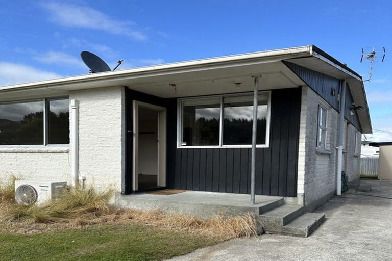 Photo of property in 2/10 Ponderosa Grove, Maoribank, Upper Hutt, 5018