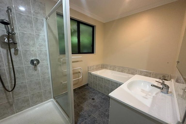 Photo of property in 12 Poturi Streams Avenue, Titirangi, Auckland, 0604