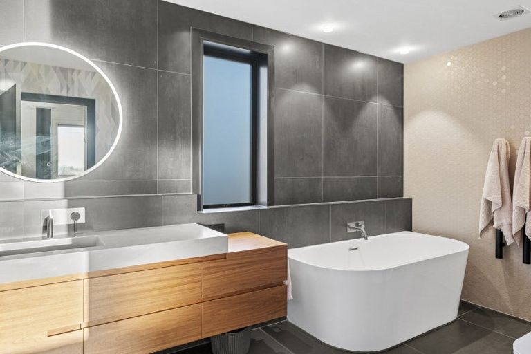 Photo of property in 5 Diamond Lane, Wanaka, 9305