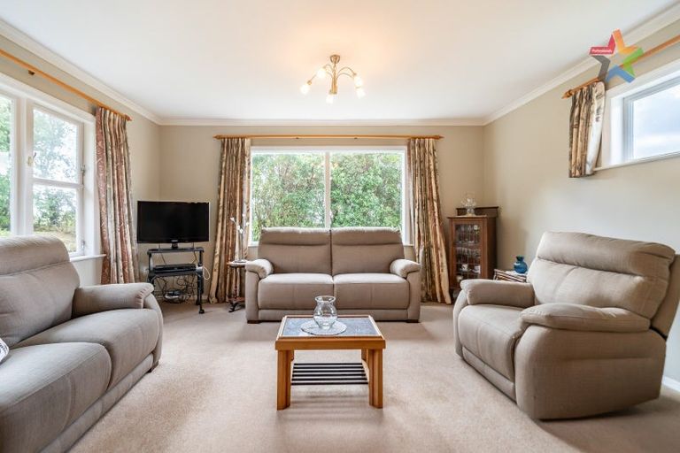 Photo of property in 64 Glanmire Road, Newlands, Wellington, 6037