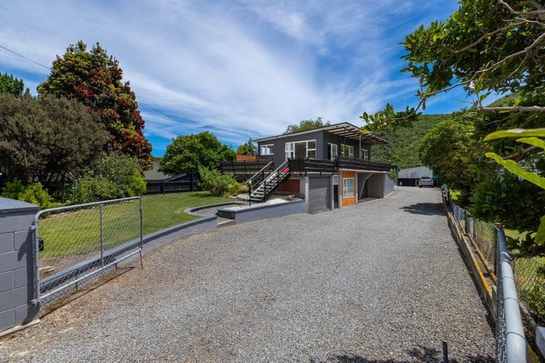 Photo of property in 30 Beach Road, Waikawa, Picton, 7220