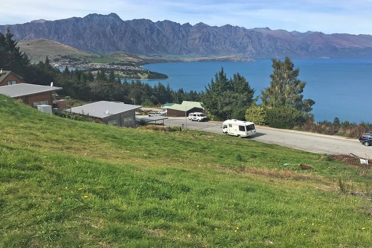 Photo of property in 133 Wynyard Crescent, Fernhill, Queenstown, 9300