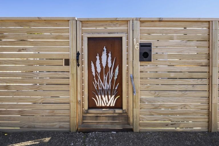 Photo of property in 16 Rua Street, Lyall Bay, Wellington, 6022