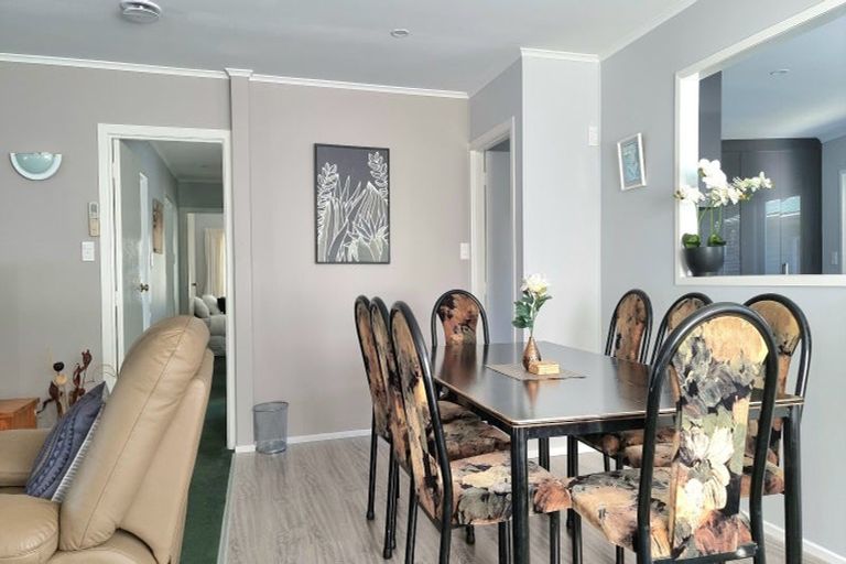 Photo of property in 176 Gossamer Drive, Pakuranga Heights, Auckland, 2010