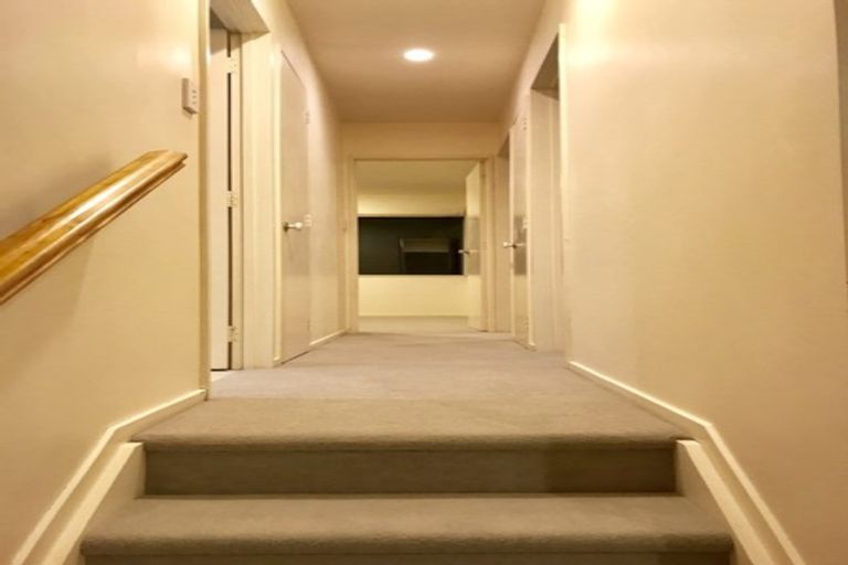 Photo of property in 2/51 Archers Road, Hillcrest, Auckland, 0629