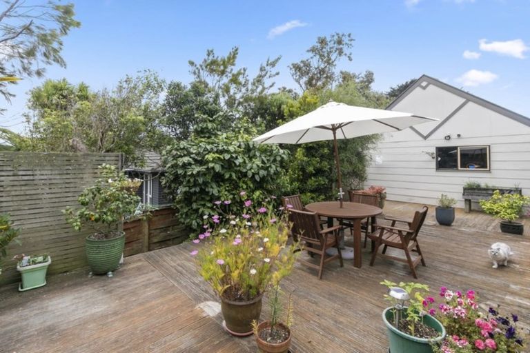 Photo of property in 211 Miromiro Road, Normandale, Lower Hutt, 5010