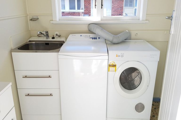 Photo of property in 2/37 Shakespeare Road, Milford, Auckland, 0620