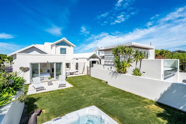 Photo of property in 8 Nevay Road, Karaka Bays, Wellington, 6022