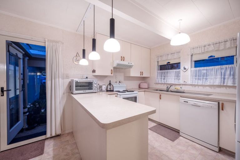 Photo of property in 10 Leewood Place, Pakuranga Heights, Auckland, 2010