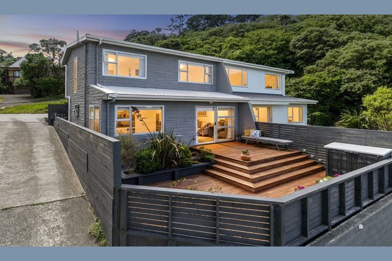 Photo of property in 12 Middlesex Place, Northland, Wellington, 6012