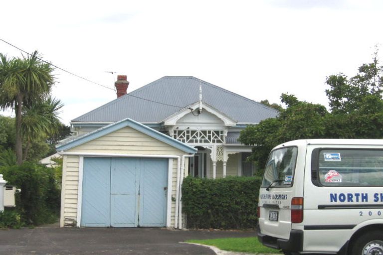 Photo of property in 25 Glen Road, Stanley Point, Auckland, 0624